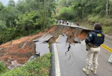 Trecho da Estrada da Ribeira interditado após chuvas e deslizamentos