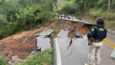 Trecho da Estrada da Ribeira interditado após chuvas e deslizamentos