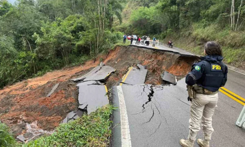 Chuvas causam deslizamentos e deixam a Estrada da Ribeira com pontos de interdição 1 Trecho da Estrada da Ribeira interditado após chuvas e deslizamentos