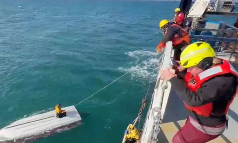 Embarcação em mar aberto