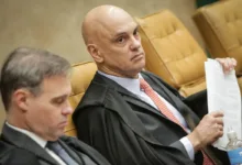 Bandeira do Brasil ao fundo com foco em debates políticos