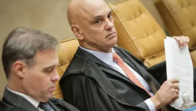 Bandeira do Brasil ao fundo com foco em debates políticos