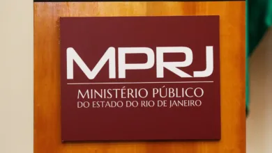 Fachada de prédio genérico de justiça ou operação policial