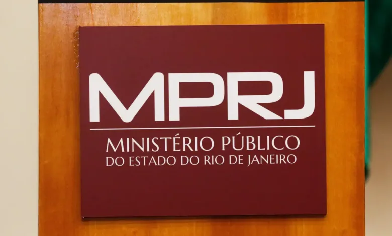Fachada de prédio genérico de justiça ou operação policial