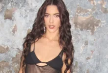 Marina Sena durante apresentação musical