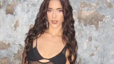 Marina Sena durante apresentação musical