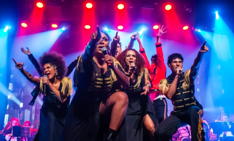 Orquestra apresenta espetáculo gratuito em homenagem a Michael Jackson em Curitiba 1 Integrantes da Orquestra Filarmônica Moderna Brasileira em apresentação