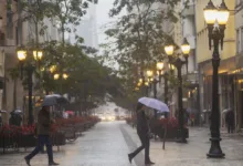 Paisagem de Curitiba sob tempo nublado e frio
