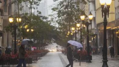 Paisagem de Curitiba sob tempo nublado e frio