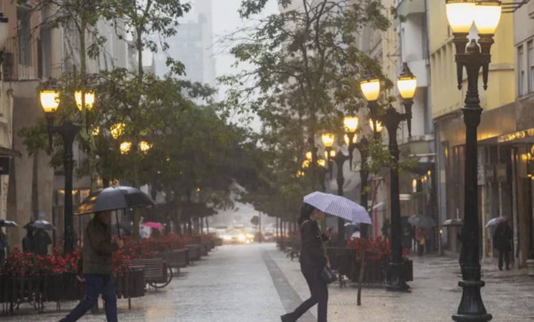 Paisagem de Curitiba sob tempo nublado e frio