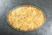 Travessa com fricassê de frango cremoso gratinado