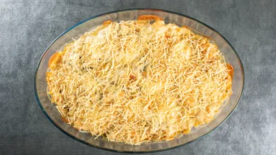 Receita de fricassê de frango cremoso para o almoço de domingo 2 Travessa com fricassê de frango cremoso gratinado