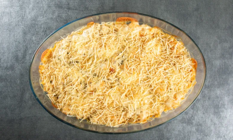 Travessa com fricassê de frango cremoso gratinado