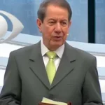 Aparelho de televisão ligado