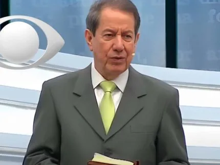 Aparelho de televisão ligado
