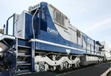 Trem de carga em linha férrea