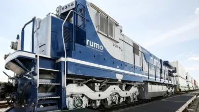 Trem de carga em linha férrea