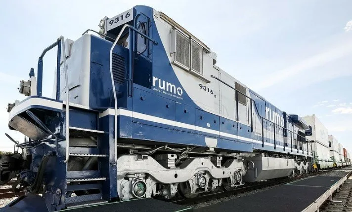 Trem de carga em linha férrea