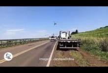 Viaturas de resgate e rodovia sinalizada após colisão.