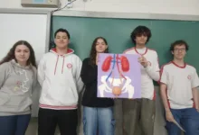 Estudantes em sala de aula participando de atividade prática de biologia