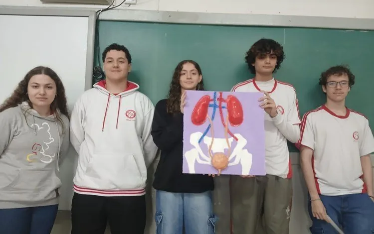 Estudantes em sala de aula participando de atividade prática de biologia