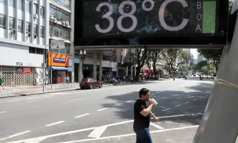 Paisagem urbana ensolarada no Brasil