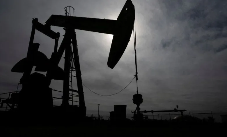 Preços do petróleo recuam com alívio em tensões de oferta na Arábia Saudita 1 Torre de extração de petróleo