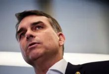 Flávio Bolsonaro em ato de campanha