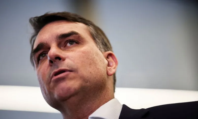 Flávio Bolsonaro em ato de campanha