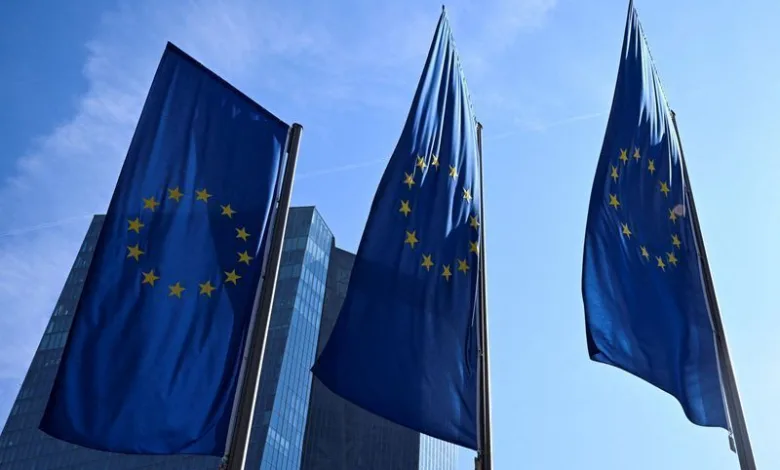 Bandeira da União Europeia e prédios corporativos