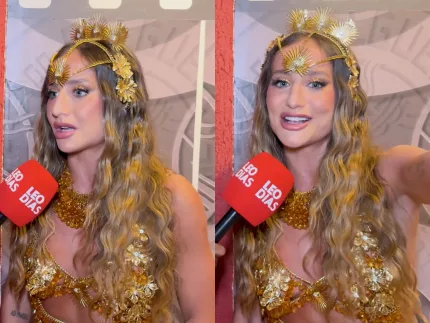 Bruna Griphao sorri durante evento