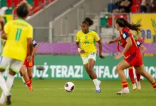 Jogadora da seleção brasileira em partida de futebol