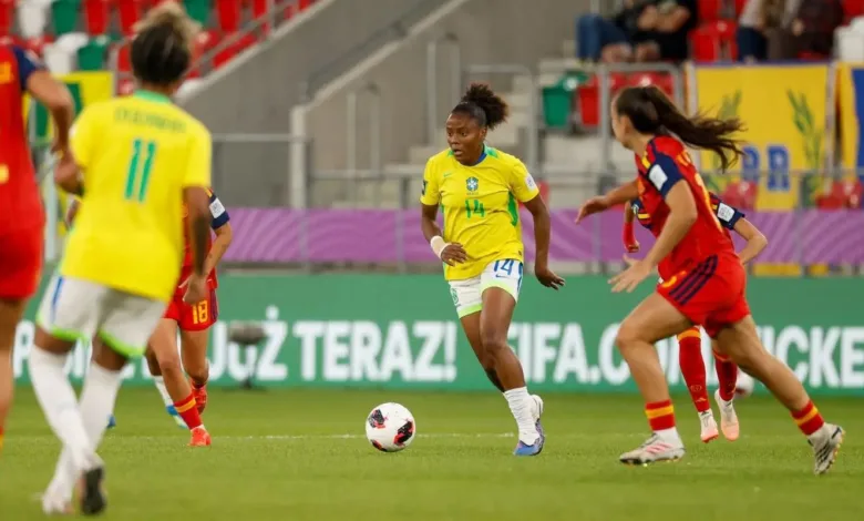 Jogadora da seleção brasileira em partida de futebol