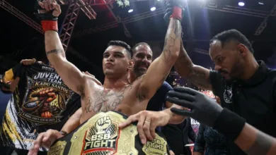 Lutador comemora vitória no octógono do BSB Fight 7 em Samambaia