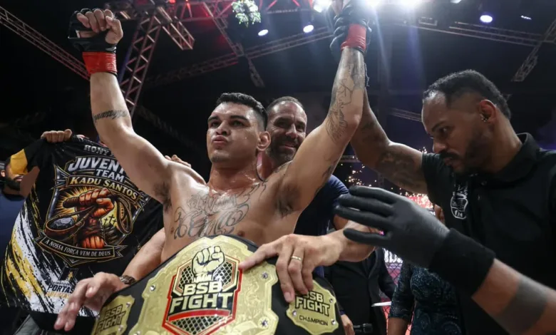 Lutador comemora vitória no octógono do BSB Fight 7 em Samambaia