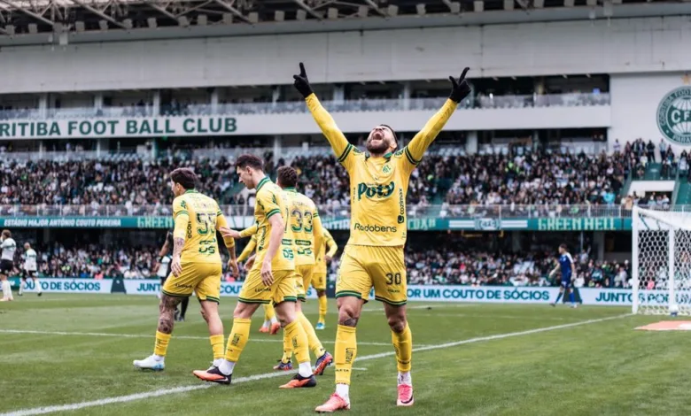 Jogadores do Mirassol em partida pelo Campeonato Brasileiro