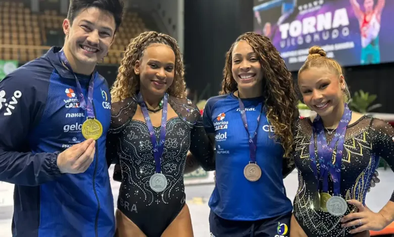 Ginastas brasileiros competindo em etapa da Copa do Mundo
