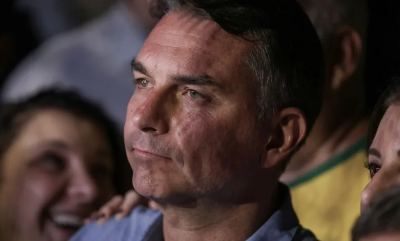 Em sabatina, Flávio Bolsonaro não explica propostas e faz acusações 1 Candidato à presidência Flávio Bolsonaro durante sabatina