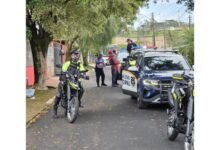 Agentes da Guarda Civil Municipal vestidos de super-heróis em ação de Dia das Crianças em Apucarana
