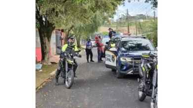 Agentes da Guarda Civil Municipal vestidos de super-heróis em ação de Dia das Crianças em Apucarana
