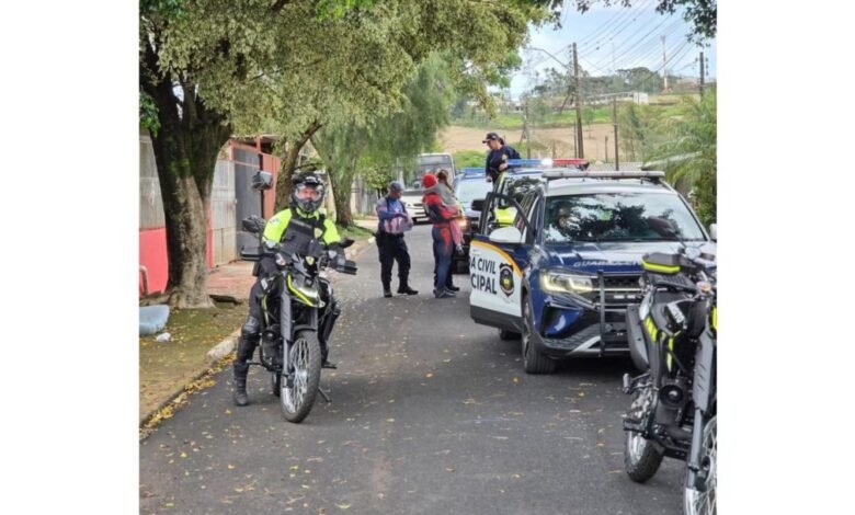 Agentes da Guarda Civil Municipal vestidos de super-heróis em ação de Dia das Crianças em Apucarana