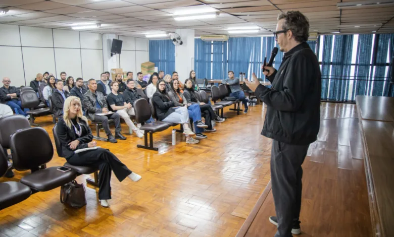 Servidores participam de capacitação sobre inteligência artificial em Apucarana