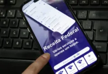 Pessoa utilizando computador para consultar dados