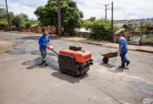 Equipe da Prefeitura de Apucarana realizando operação tapa-buracos em via pública