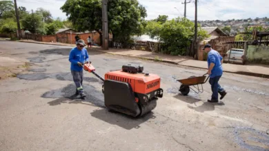 Equipe da Prefeitura de Apucarana realizando operação tapa-buracos em via pública