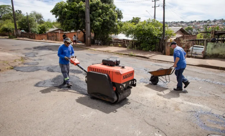 Equipe da Prefeitura de Apucarana realizando operação tapa-buracos em via pública
