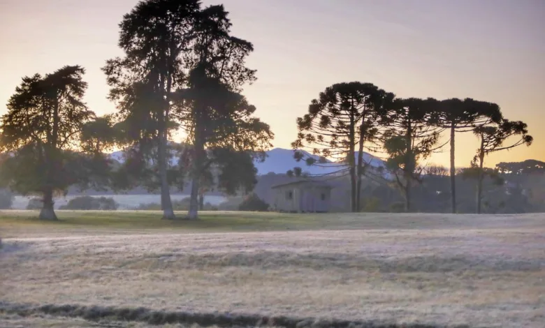 Paisagem nublada e chuvosa no Paraná