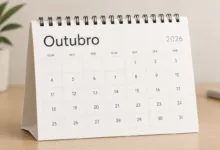 Calendário escolar e livros representando o Dia dos Professores