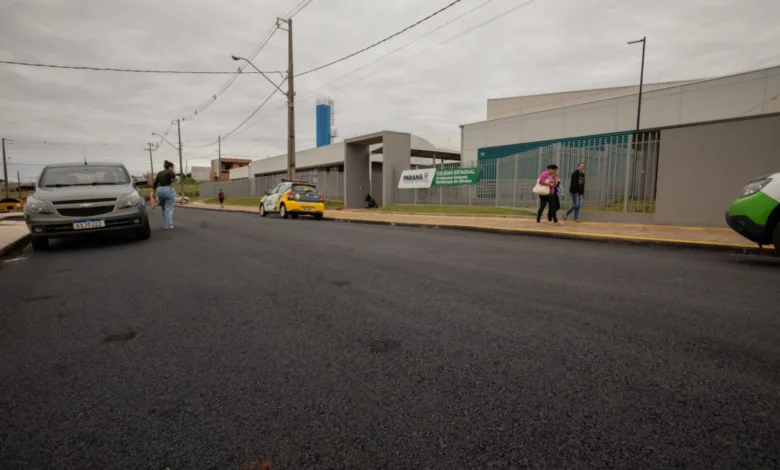 Prefeitura conclui pavimentação no acesso ao Colégio Godomá no Distrito de Vila Reis 1 Obras de pavimentação asfáltica concluídas no acesso ao Colégio Godomá em Apucarana