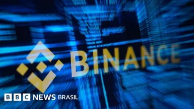 Tela de dispositivos eletrônicos com gráficos de criptomoedas